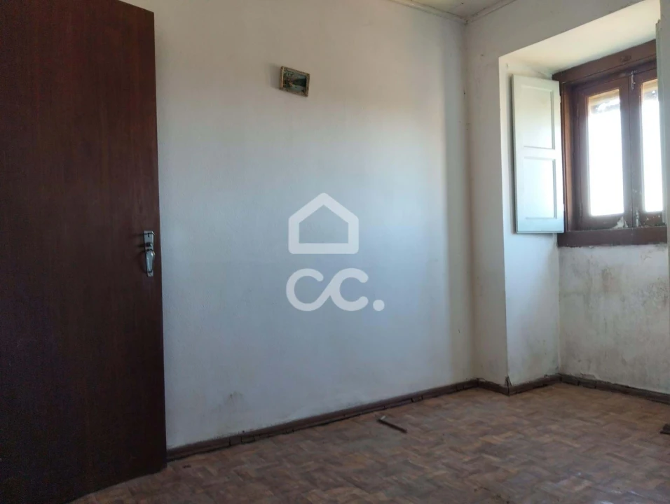 Moradia T3 para Venda em Usseira Foto 11