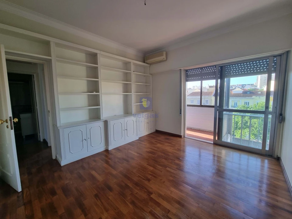 Apartamento T3 para Venda em Alvalade Foto 1