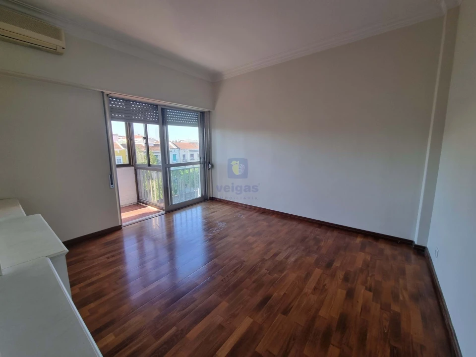 Apartamento T3 para Venda em Alvalade Foto 2