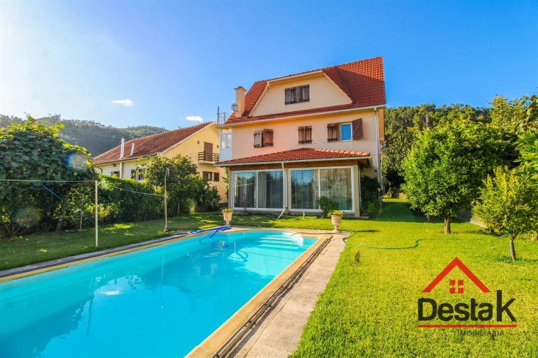 Moradia T4 para Venda em Santa Cruz da Trapa e São Cristóvão de Lafões Foto 1