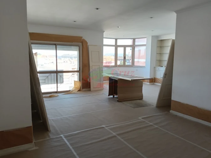 Apartamento T4 para Venda em Santo Antonio dos Olivais Foto 1