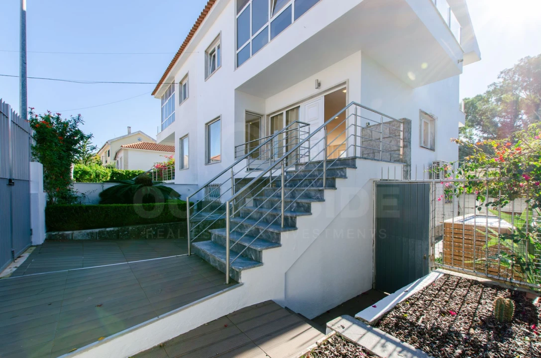 Moradia T4 para Arrendamento em Barcarena Foto 2