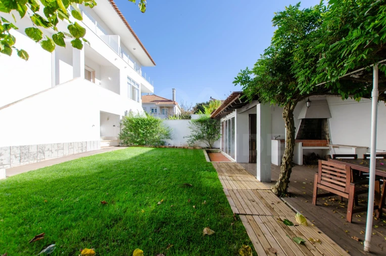 Moradia T4 para Arrendamento em Barcarena