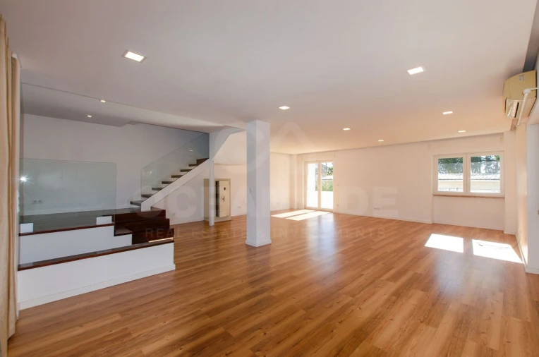 Moradia T4 para Venda em Barcarena Foto 8