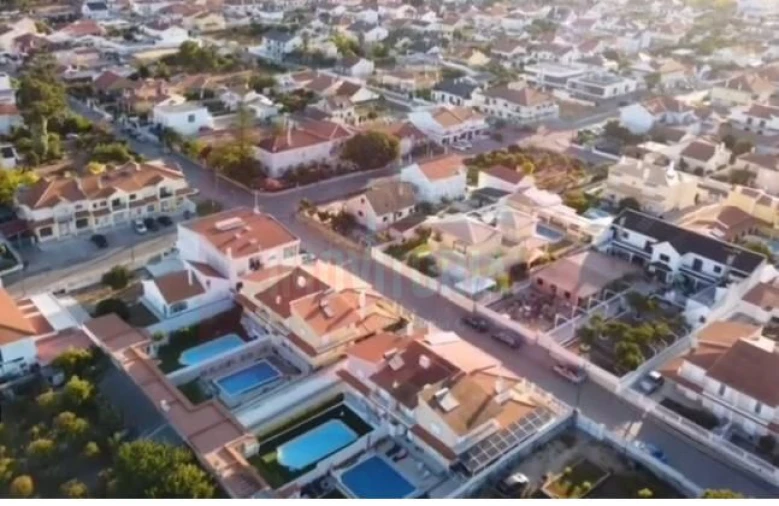 Moradia T4 para Venda em Fernao Ferro Foto 1