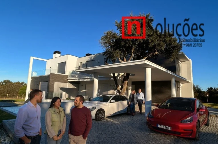 Moradia T6 para Venda em Santo Estêvão