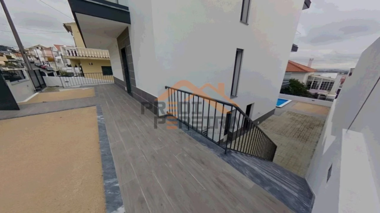 Moradia T4 para Venda em Pontinha e Famões Foto 39