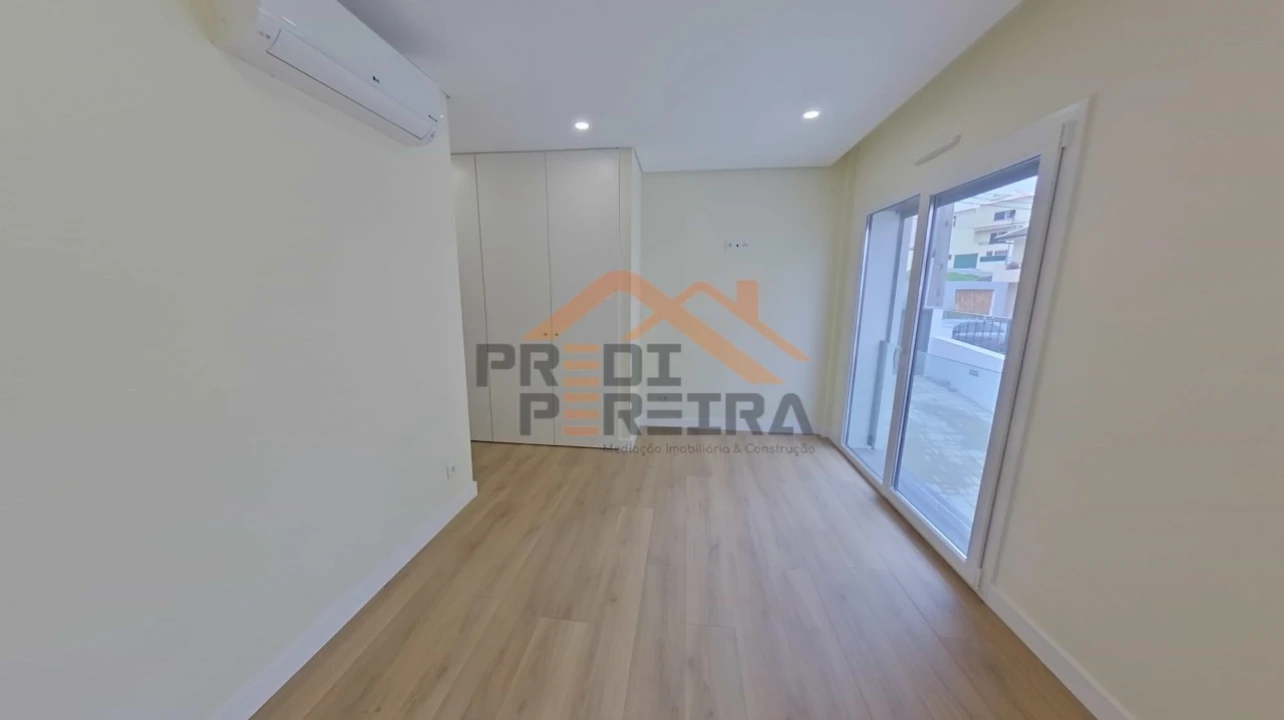 Moradia T4 para Venda em Pontinha e Famões Foto 13