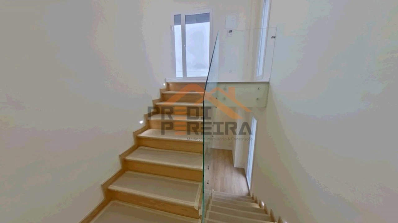 Moradia T4 para Venda em Pontinha e Famões Foto 14