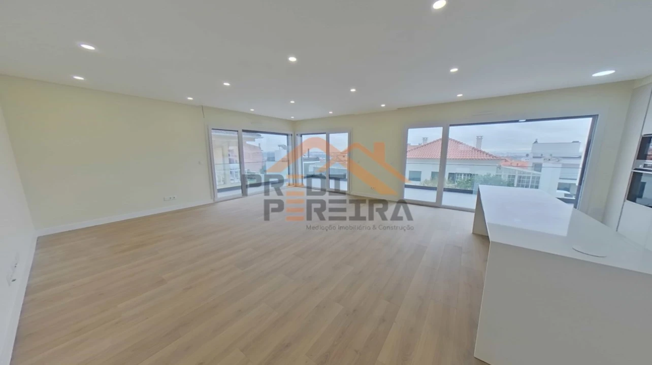 Moradia T4 para Venda em Pontinha e Famões Foto 7