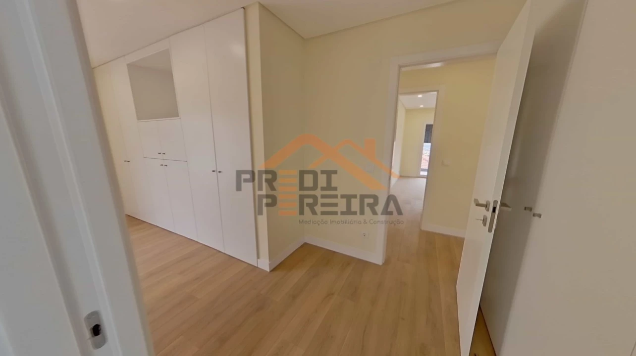 Moradia T4 para Venda em Pontinha e Famões Foto 17