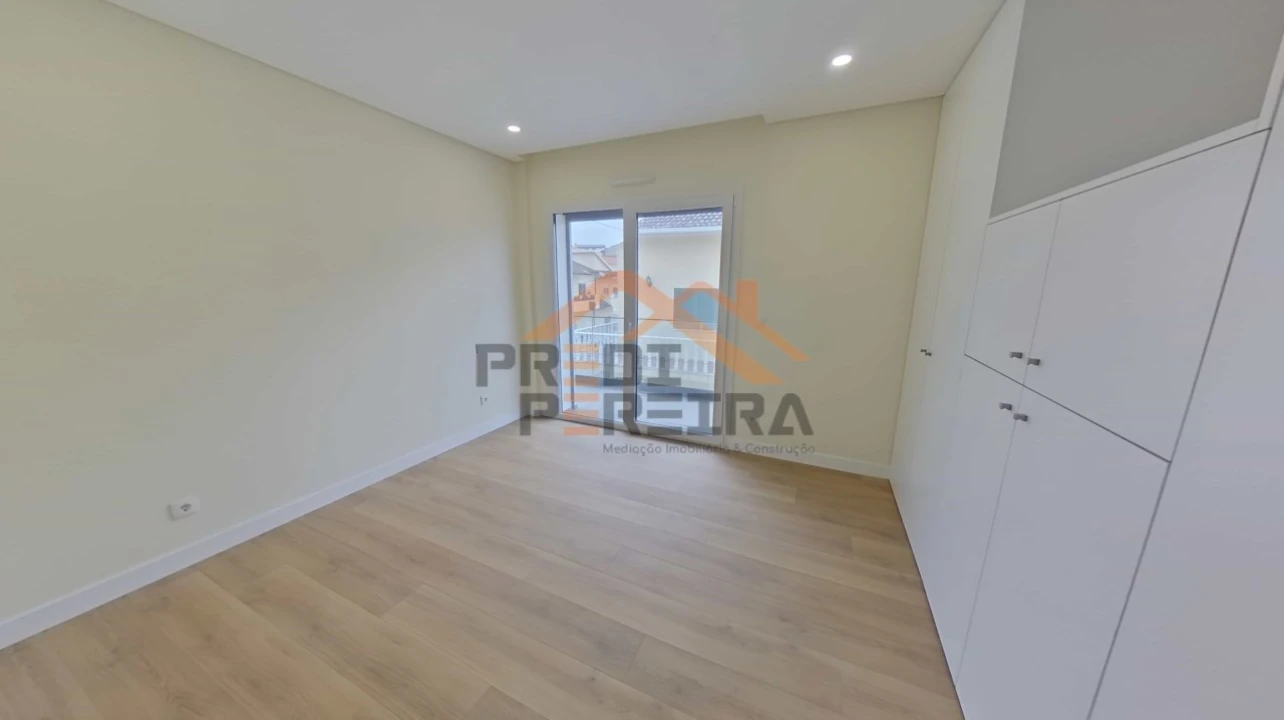 Moradia T4 para Venda em Pontinha e Famões Foto 21