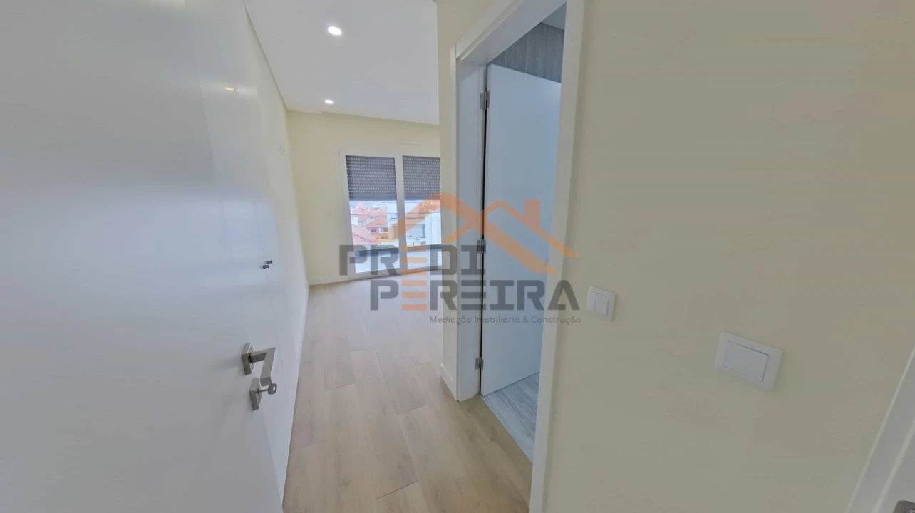 Moradia T4 para Venda em Pontinha e Famões Foto 22