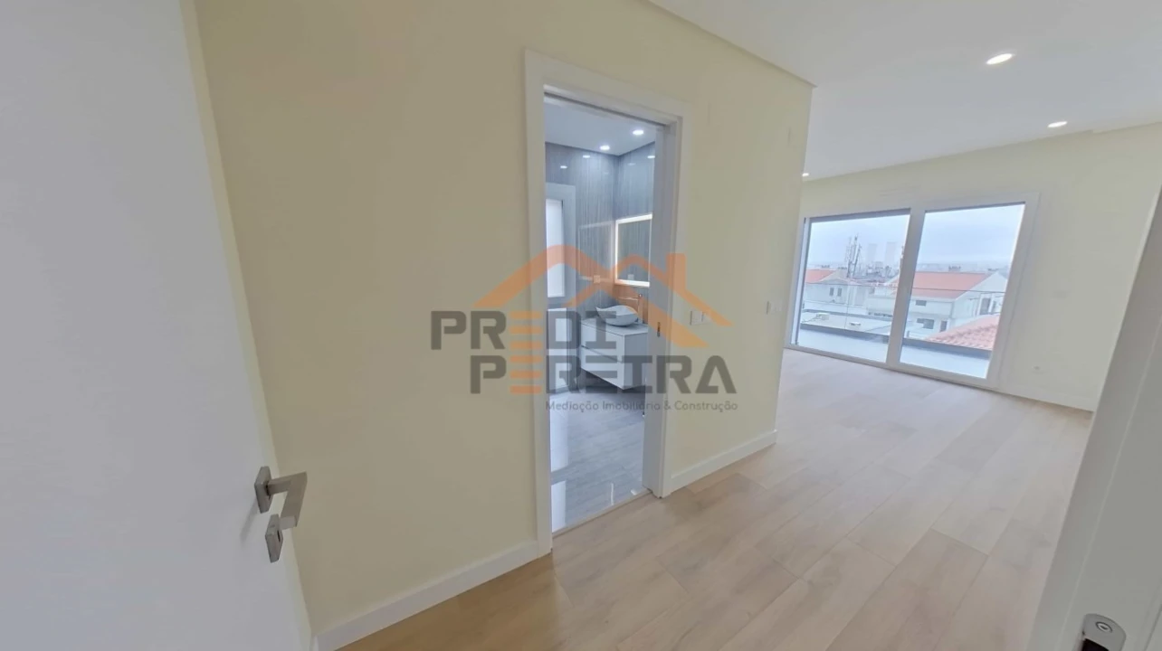 Moradia T4 para Venda em Pontinha e Famões Foto 26