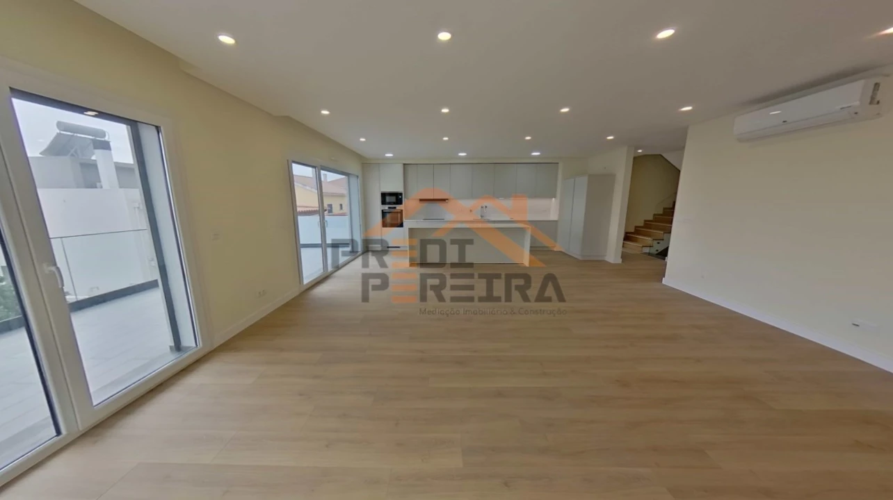 Moradia T4 para Venda em Pontinha e Famões Foto 52