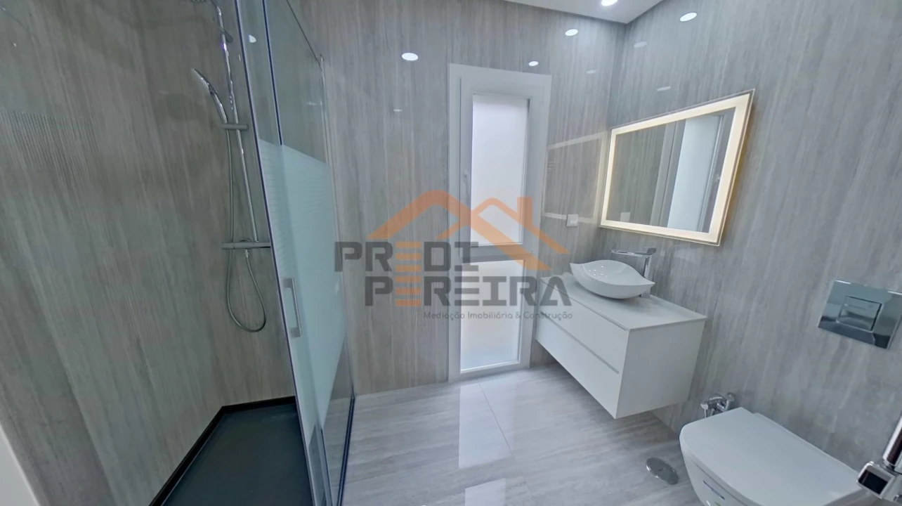 Moradia T4 para Venda em Pontinha e Famões Foto 30