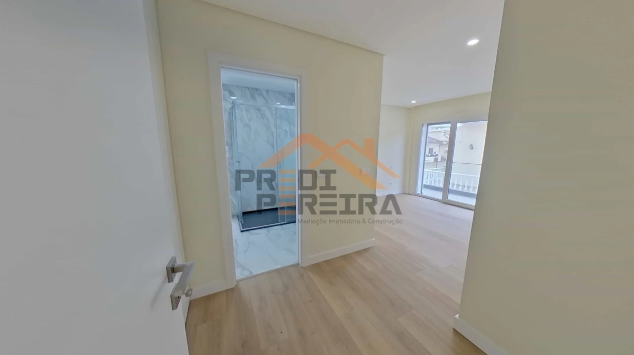 Moradia T4 para Venda em Pontinha e Famões Foto 33