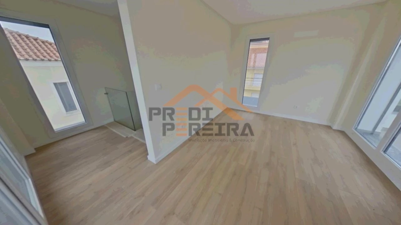 Moradia T4 para Venda em Pontinha e Famões Foto 36