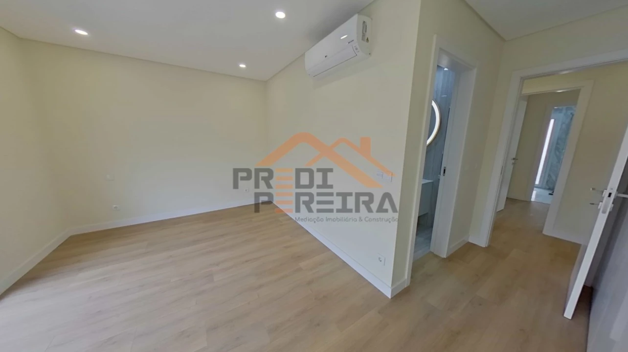 Moradia T4 para Venda em Pontinha e Famões Foto 34