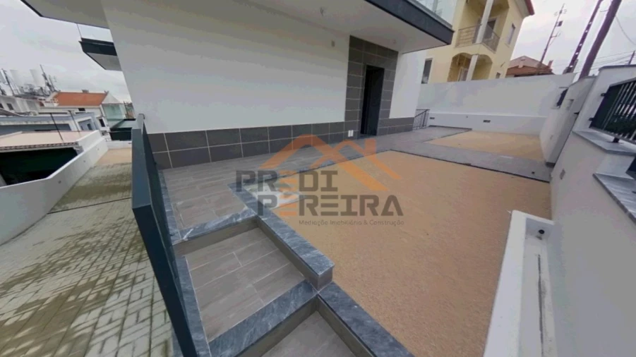 Moradia T4 para Venda em Pontinha e Famões Foto 24