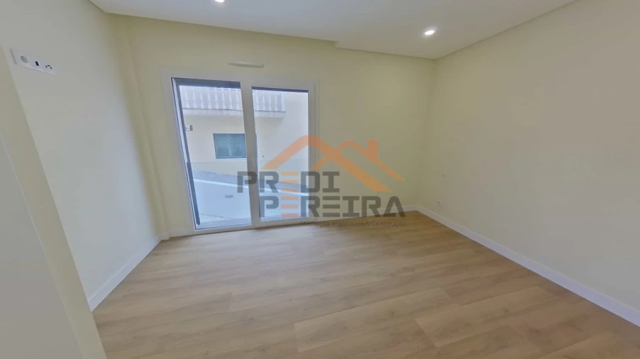 Moradia T4 para Venda em Pontinha e Famões Foto 12