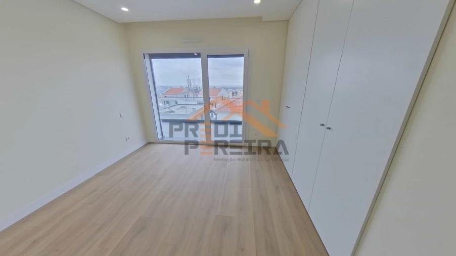 Moradia T4 para Venda em Pontinha e Famões Foto 18