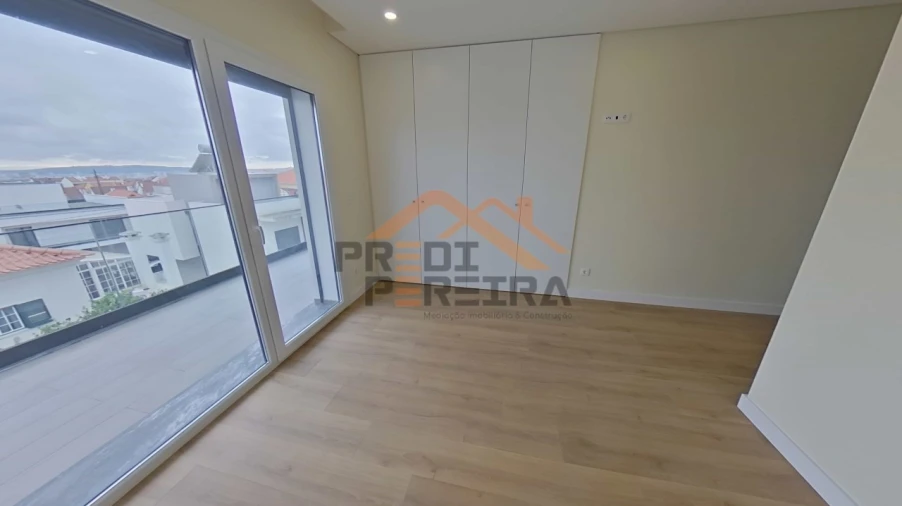 Moradia T4 para Venda em Pontinha e Famões Foto 19