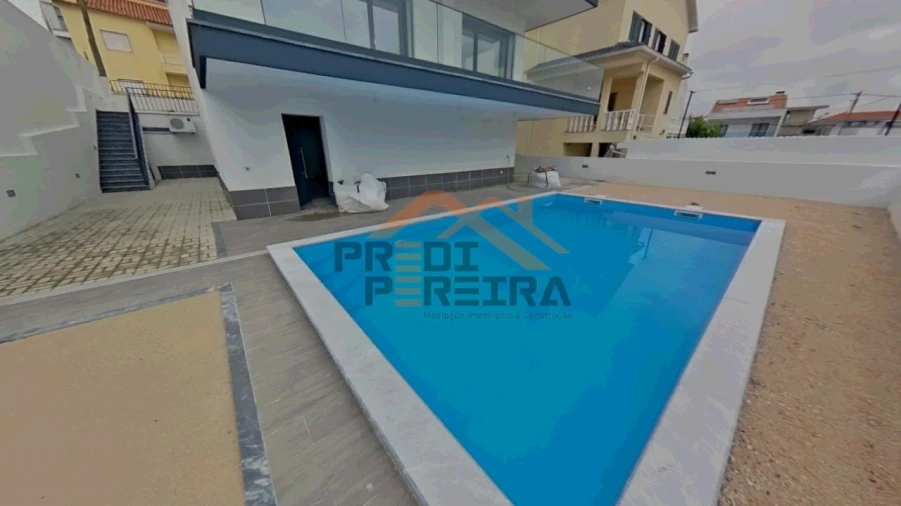 Moradia T4 para Venda em Pontinha e Famões Foto 44