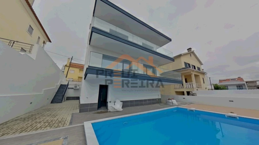 Moradia T4 para Venda em Pontinha e Famões Foto 45