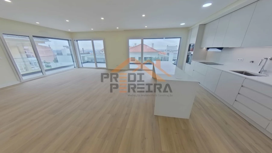 Moradia T4 para Venda em Pontinha e Famões Foto 3