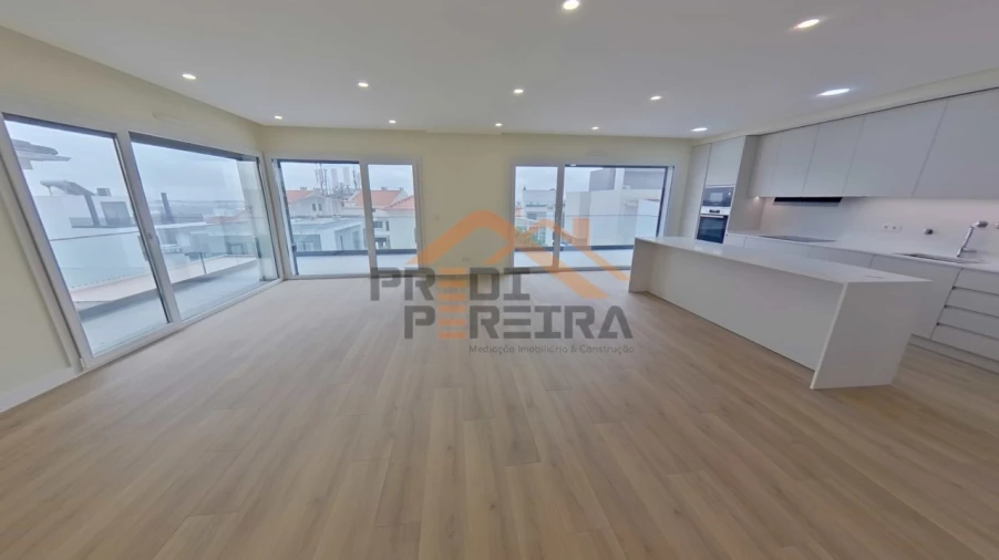 Moradia T4 para Venda em Pontinha e Famões Foto 8