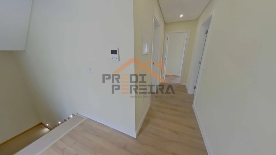 Moradia T4 para Venda em Pontinha e Famões Foto 15