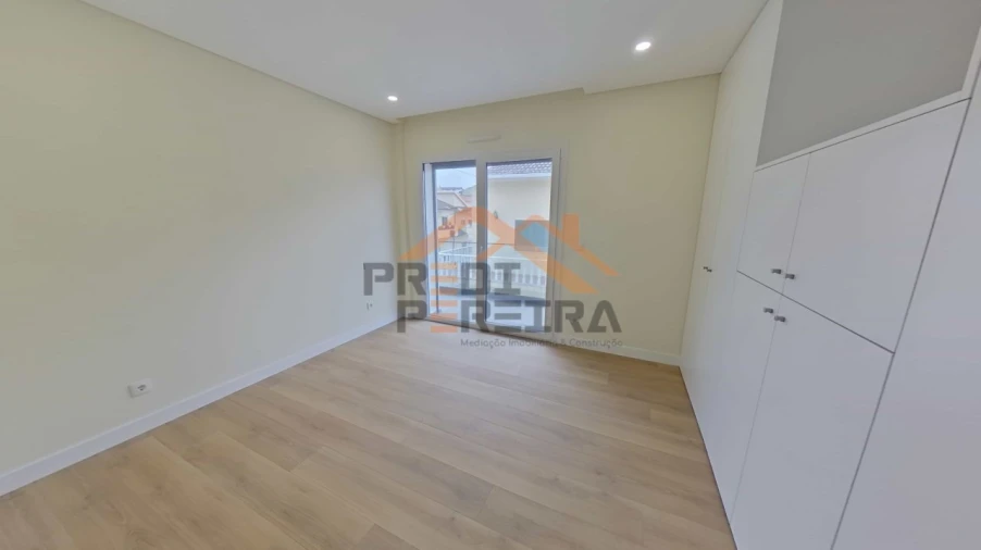 Moradia T4 para Venda em Pontinha e Famões Foto 21