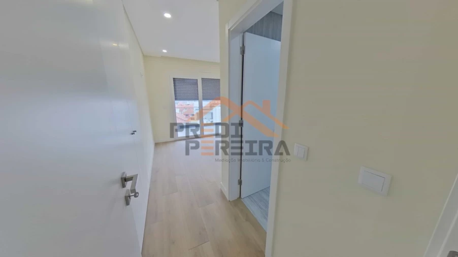 Moradia T4 para Venda em Pontinha e Famões Foto 22