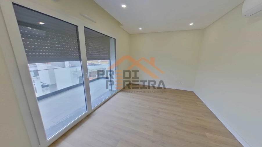 Moradia T4 para Venda em Pontinha e Famões Foto 23