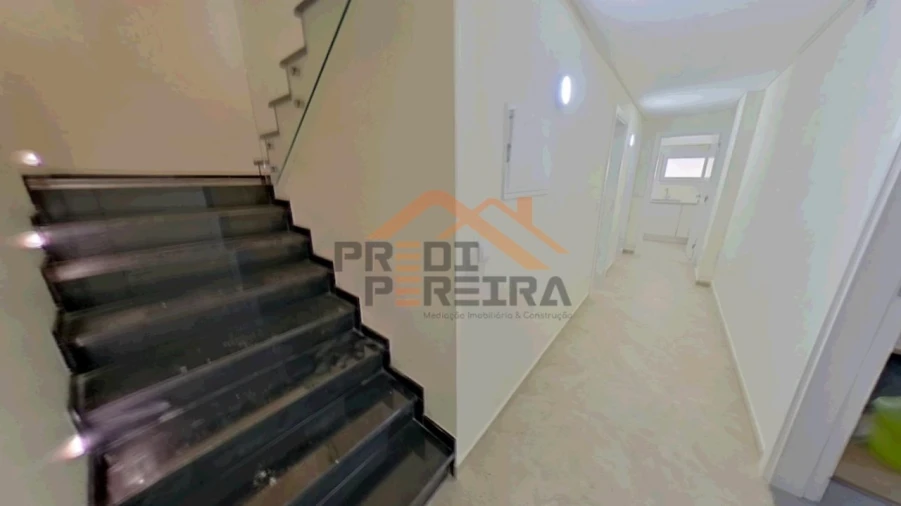 Moradia T4 para Venda em Pontinha e Famões Foto 46