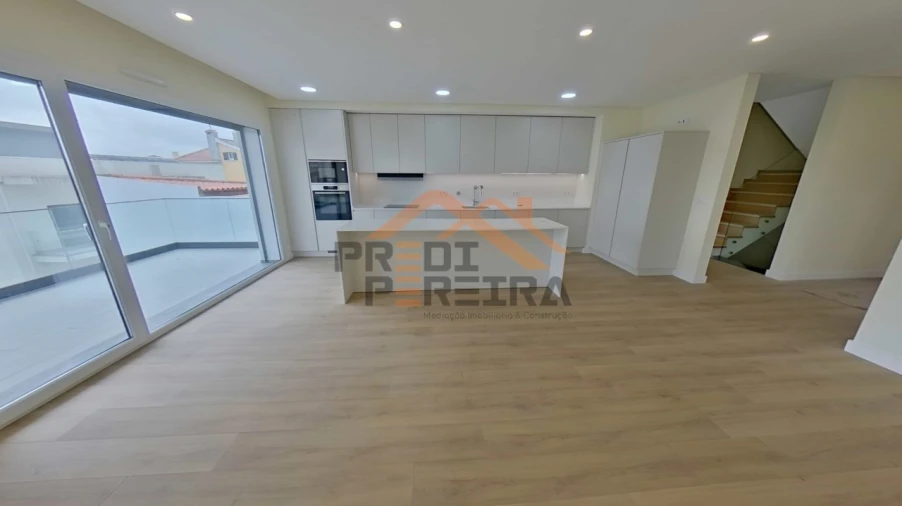 Moradia T4 para Venda em Pontinha e Famões Foto 2