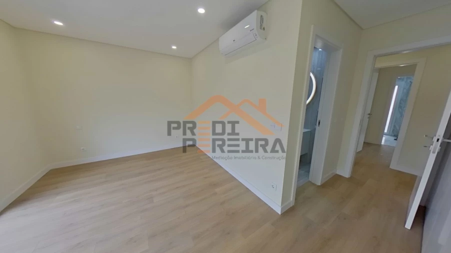 Moradia T4 para Venda em Pontinha e Famões Foto 34