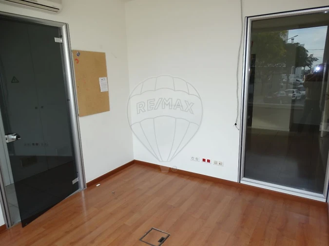 Loja para Arrendamento em Pontinha e Famões Foto 18