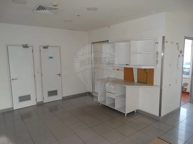 Loja para Arrendamento em Pontinha e Famões Foto 14