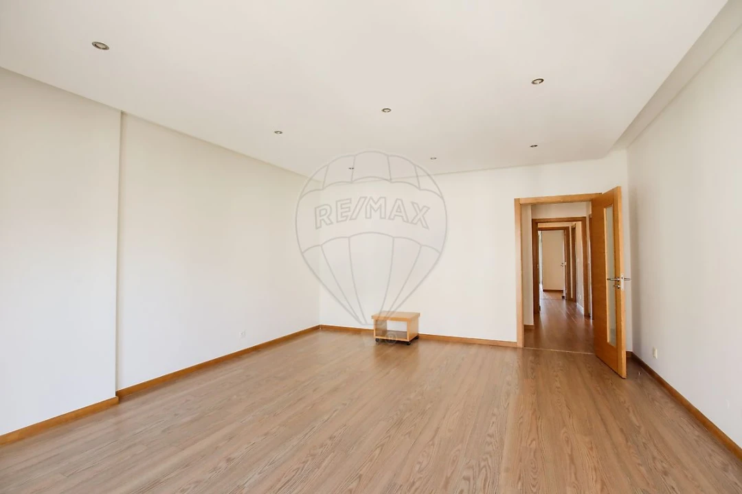 Apartamento T2 para Venda em Areeiro Foto 35