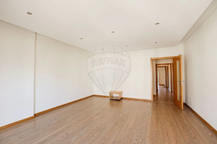 Apartamento T2 para Venda em Areeiro Foto 35