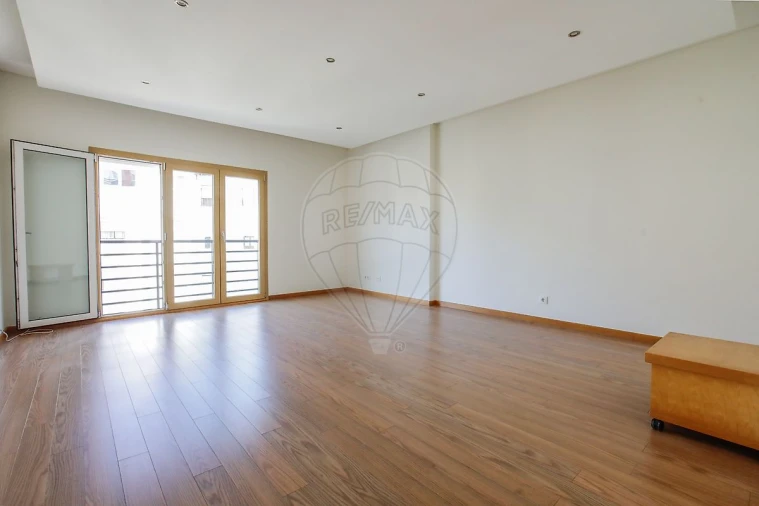 Apartamento T2 para Venda em Areeiro Foto 32