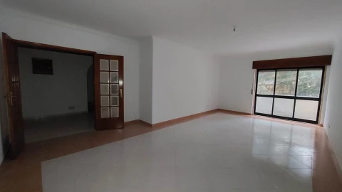Apartamento T2 para Venda em Agualva e Mira-Sintra