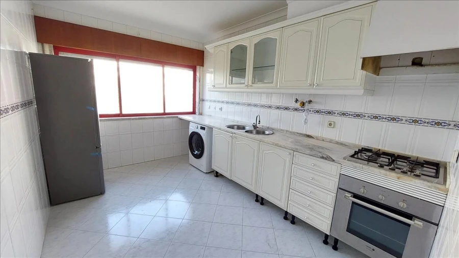Apartamento T2 para Venda em Agualva e Mira-Sintra Foto 10