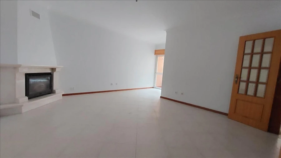 Apartamento T2 para Venda em Rio de Mouro Foto 4
