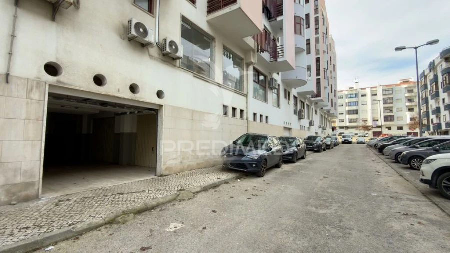 Garagem para Venda em Almada, Cova da Piedade, Pragal e Cacilhas Foto 3