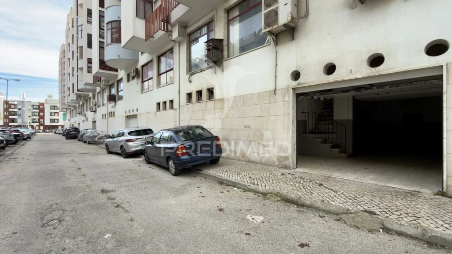 Garagem para Venda em Almada, Cova da Piedade, Pragal e Cacilhas Foto 2