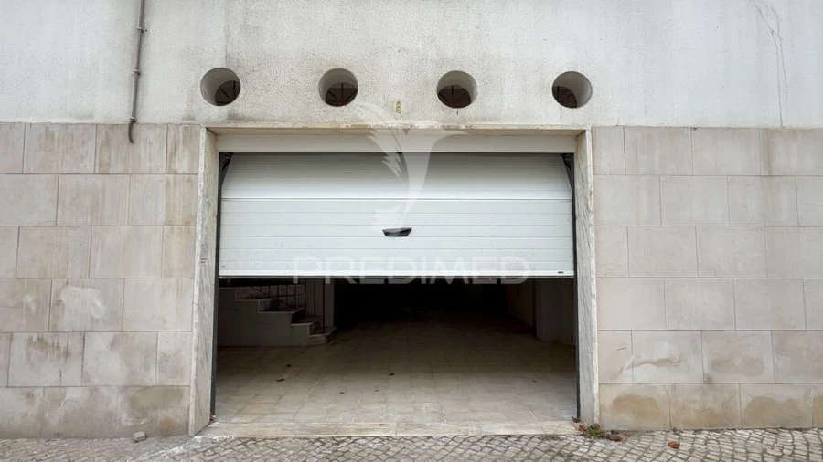 Garagem para Venda em Almada, Cova da Piedade, Pragal e Cacilhas Foto 1