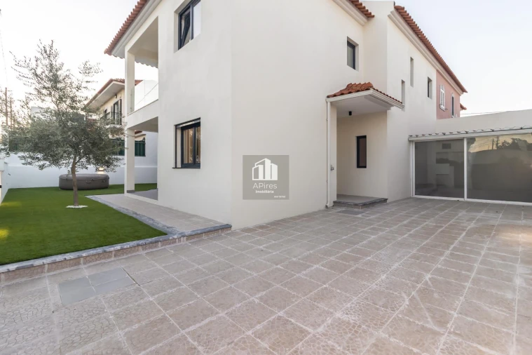 Moradia T4 para Venda em Quinta do Conde Foto 3